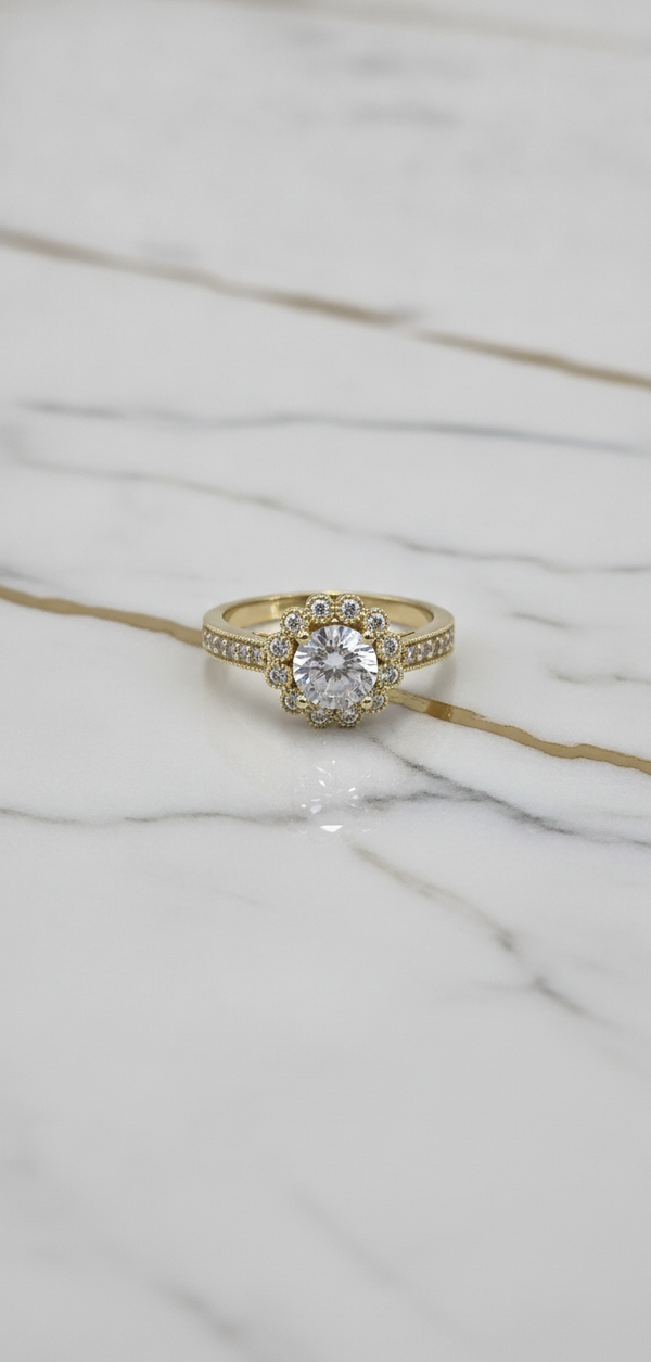 Anillo de Compromiso Halo Floral Festoneado con Solitario y Hombros Milgrain en Oro Sólido 10K (Talla 7) - 3.61g