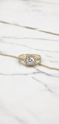 Anillo de Compromiso Halo Floral Festoneado con Solitario y Hombros Milgrain en Oro Sólido 10K (Talla 7) - 3.61g