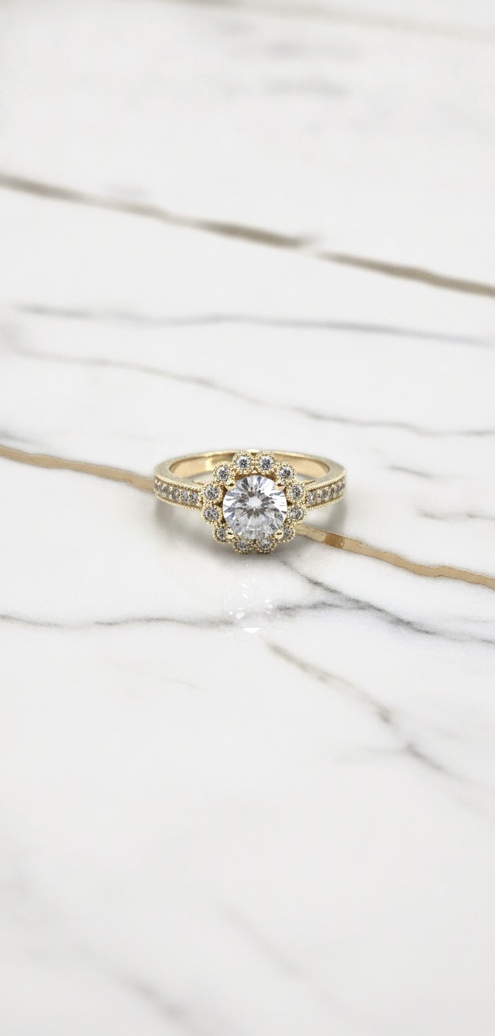 Anillo de Compromiso Halo Floral Festoneado con Solitario y Hombros Milgrain en Oro Sólido 10K (Talla 7) - 3.61g