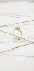 Anillo de Compromiso Halo Floral Festoneado con Solitario y Hombros Milgrain en Oro Sólido 10K (Talla 7) - 3.61g