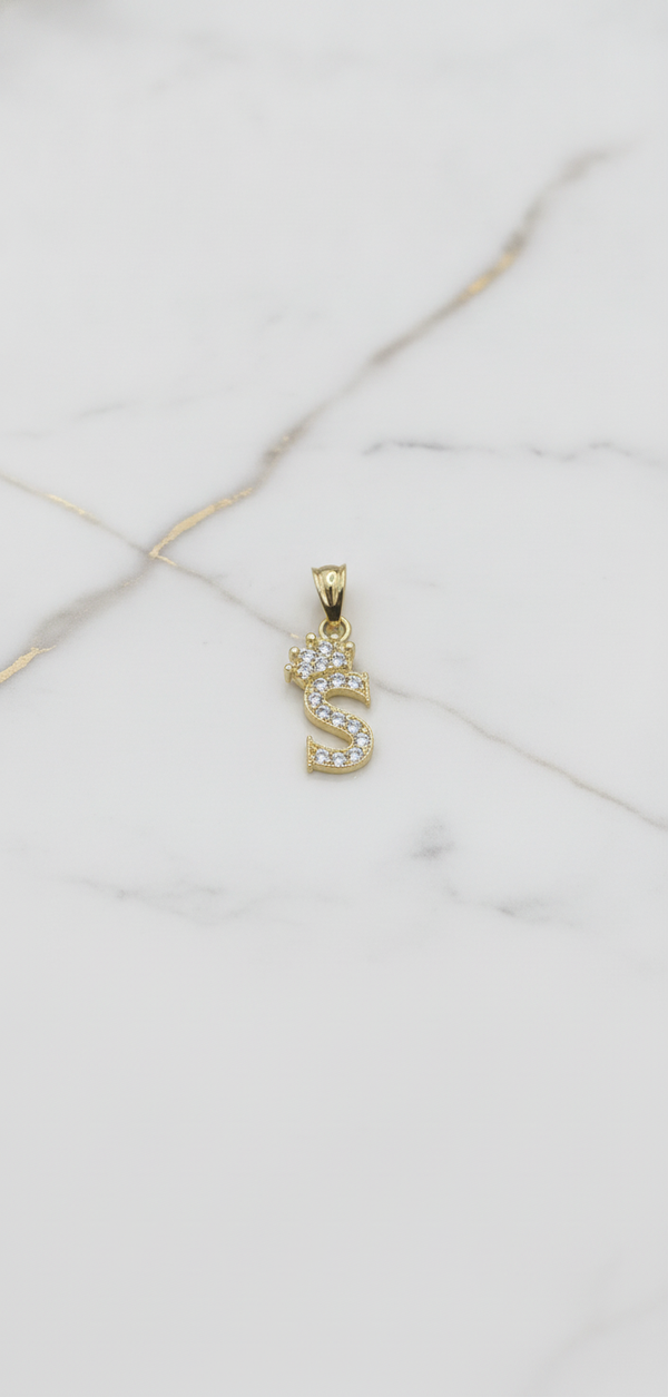 Dije Letra Inicial S con Corona y Zirconias en Oro Sólido Amarillo 10K (0.82g)