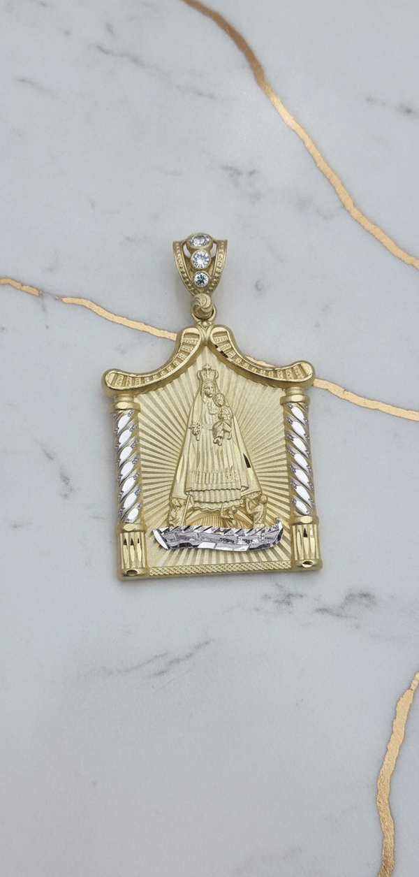 Dije Retablo de la Virgen de la Caridad del Cobre con Columnas Salmónicas en Oro Sólido Bicolor 10K (9.47g)