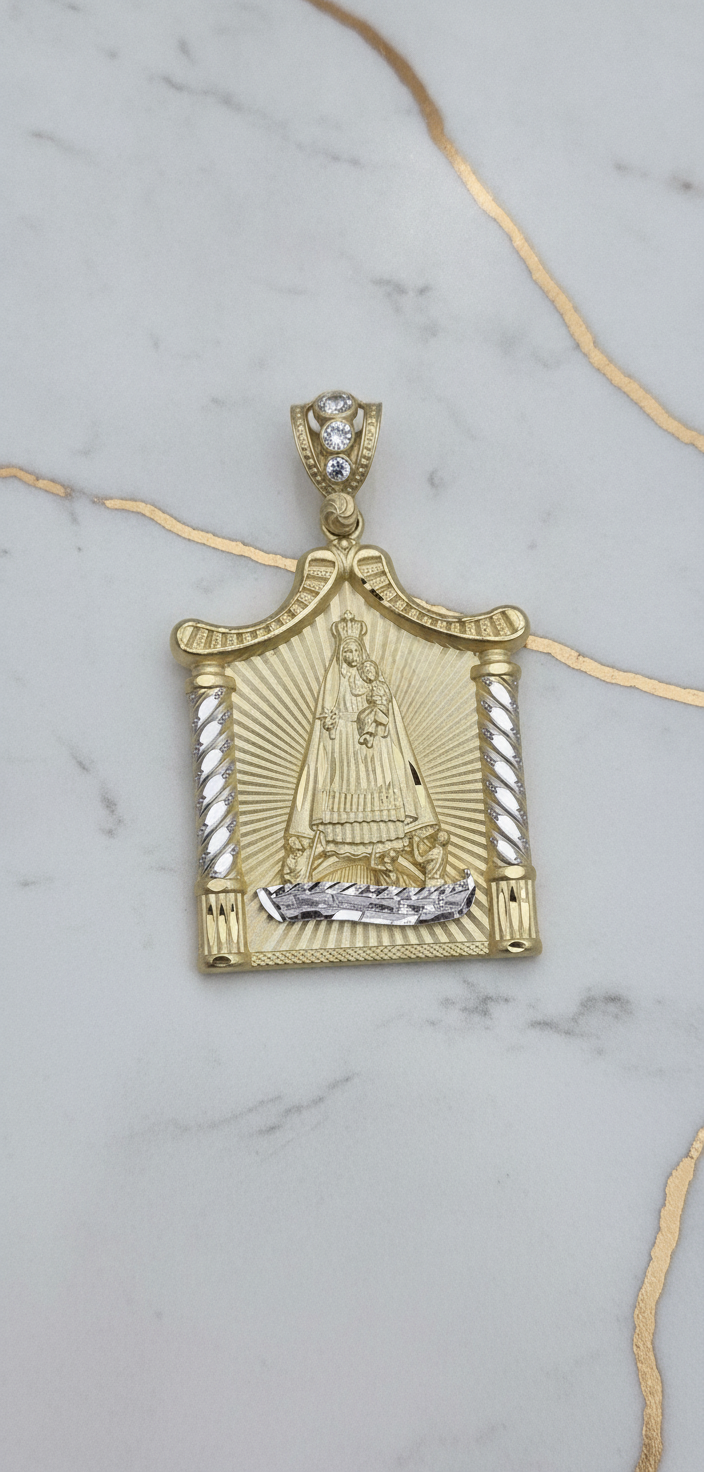 Dije Retablo de la Virgen de la Caridad del Cobre con Columnas Salmónicas en Oro Sólido Bicolor 10K (9.47g)