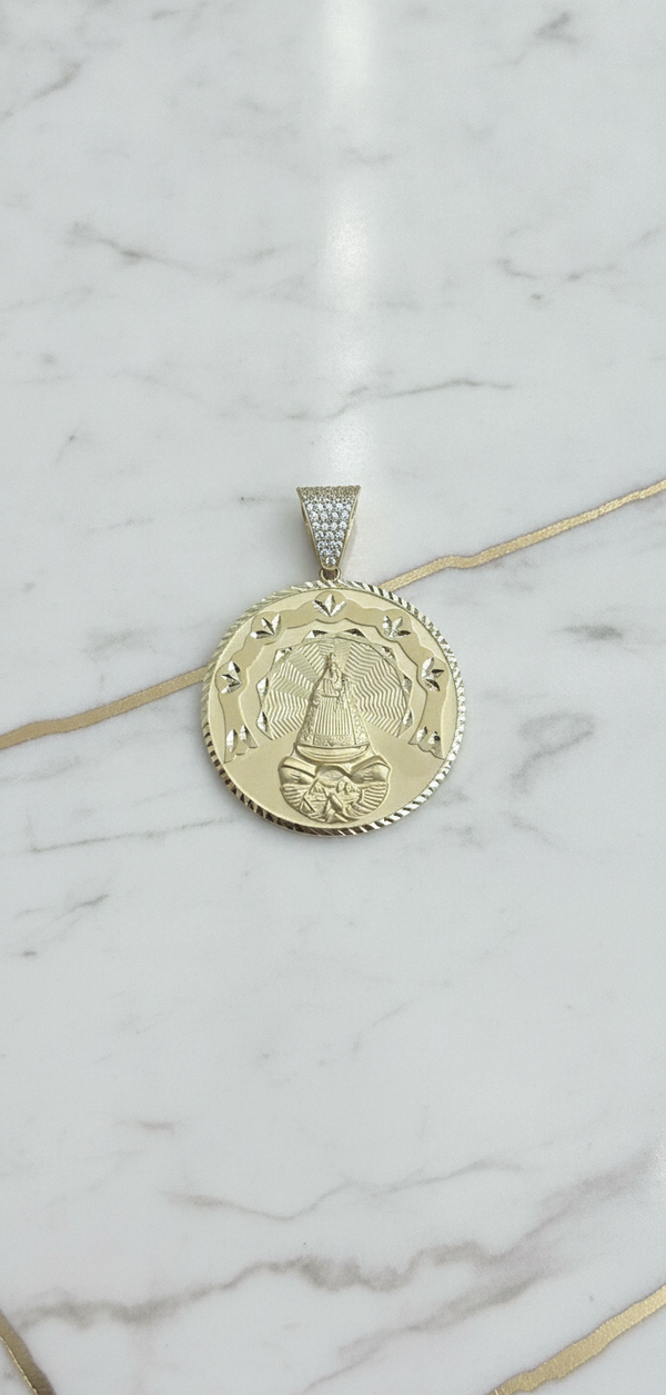 Medalla Virgen de la Caridad del Cobre con Querubín y Reasa Pavé de Zirconias en Oro Amarillo 10K (6.30g)