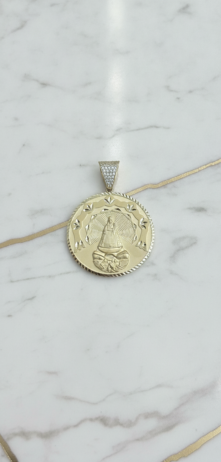 Medalla Virgen de la Caridad del Cobre con Querubín y Reasa Pavé de Zirconias en Oro Amarillo 10K (6.30g)
