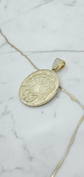 Medalla Virgen de la Caridad del Cobre con Querubín y Reasa Pavé de Zirconias en Oro Amarillo 10K (6.30g)
