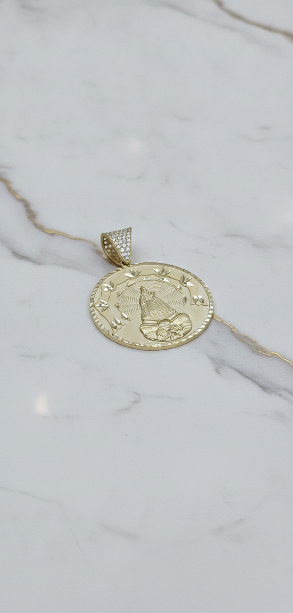 Dije Medalla Circular de la Virgen de la Caridad del Cobre en Oro Bicolor 10K con Reasa Pavé (5.00g)