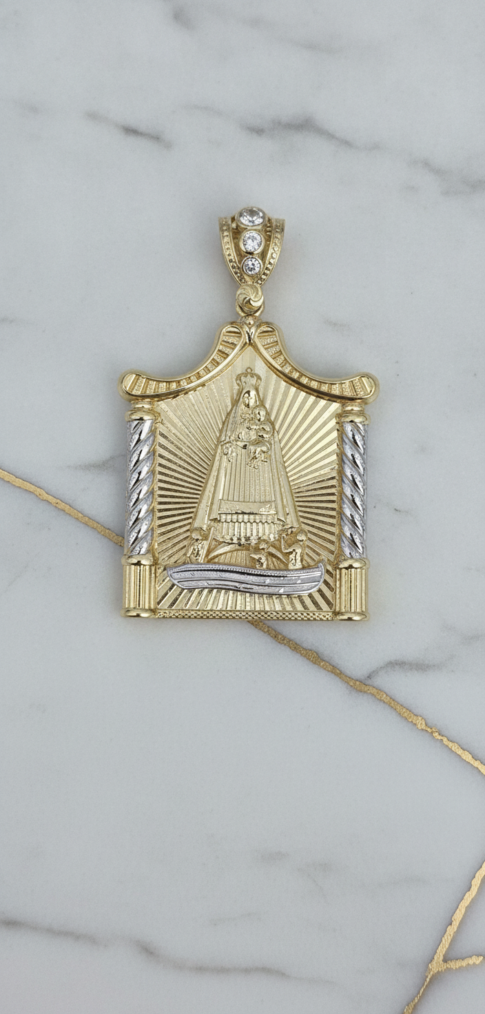 Dije Altar Virgen de la Caridad del Cobre Bicolor con Columnas Salomónicas y Zirconias en Oro 10K (10.16g)