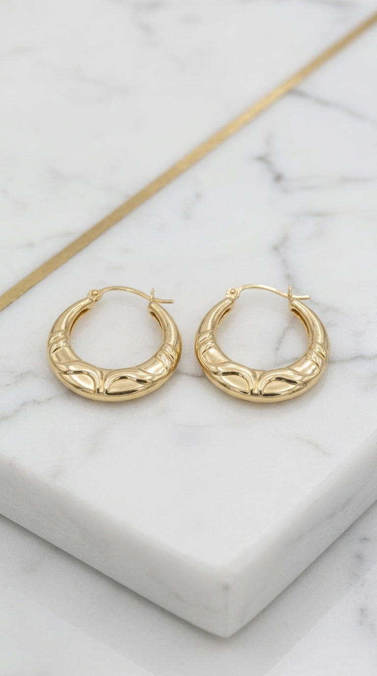 Aretes Argollas de Perfil Plano con Relieve de Ondas Talla 2 en Oro Amarillo 10K - 1.20g