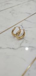 Aretes Argollas de Perfil Plano con Relieve de Ondas Talla 2 en Oro Amarillo 10K - 1.20g