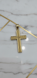Dije Cruz 3D con Grabado de Escamas Diamantadas en Oro Amarillo 10K (3.33g)
