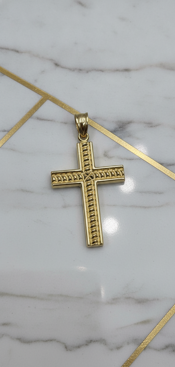 Dije Cruz 3D con Grabado de Escamas Diamantadas en Oro Amarillo 10K (3.33g)
