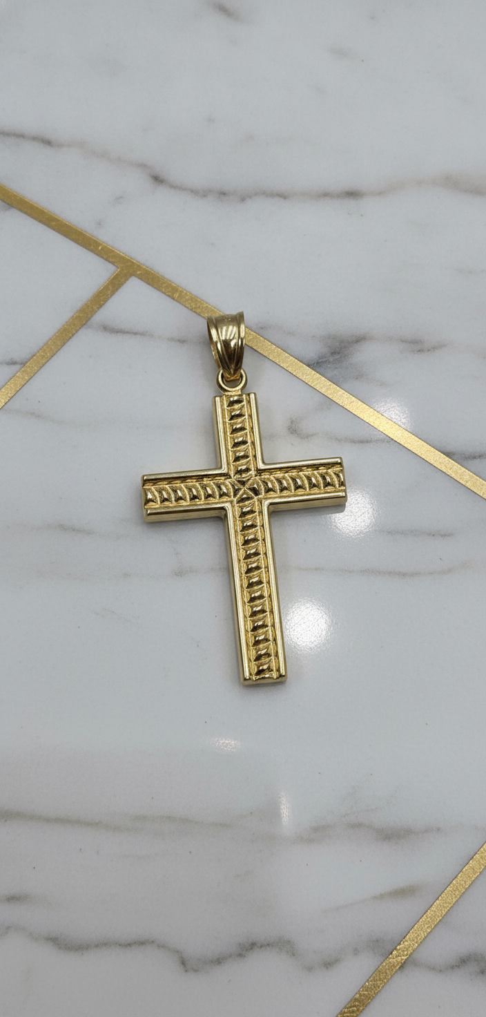Dije Cruz 3D con Grabado de Escamas Diamantadas en Oro Amarillo 10K (3.33g)
