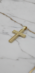 Dije Cruz 3D con Grabado de Escamas Diamantadas en Oro Amarillo 10K (3.33g)