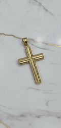 Dije Cruz 3D Biselada con Bordes Granulados Milgrain en Oro Amarillo 10K (3.12g)