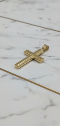 Dije Cruz 3D Biselada con Bordes Granulados Milgrain en Oro Amarillo 10K (3.12g)