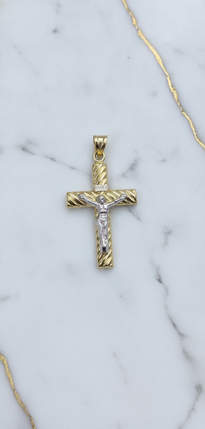 Dije Crucifijo Tubular 3D Tallado en Espiral con Cristo en Oro Bicolor 10K (2.45g)