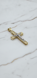 Dije Crucifijo Tubular 3D Tallado en Espiral con Cristo en Oro Bicolor 10K (2.45g)