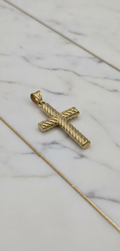 Dije Cruz Tubular 3D Tallada en Espiral en Oro Amarillo 10K (2.05g)