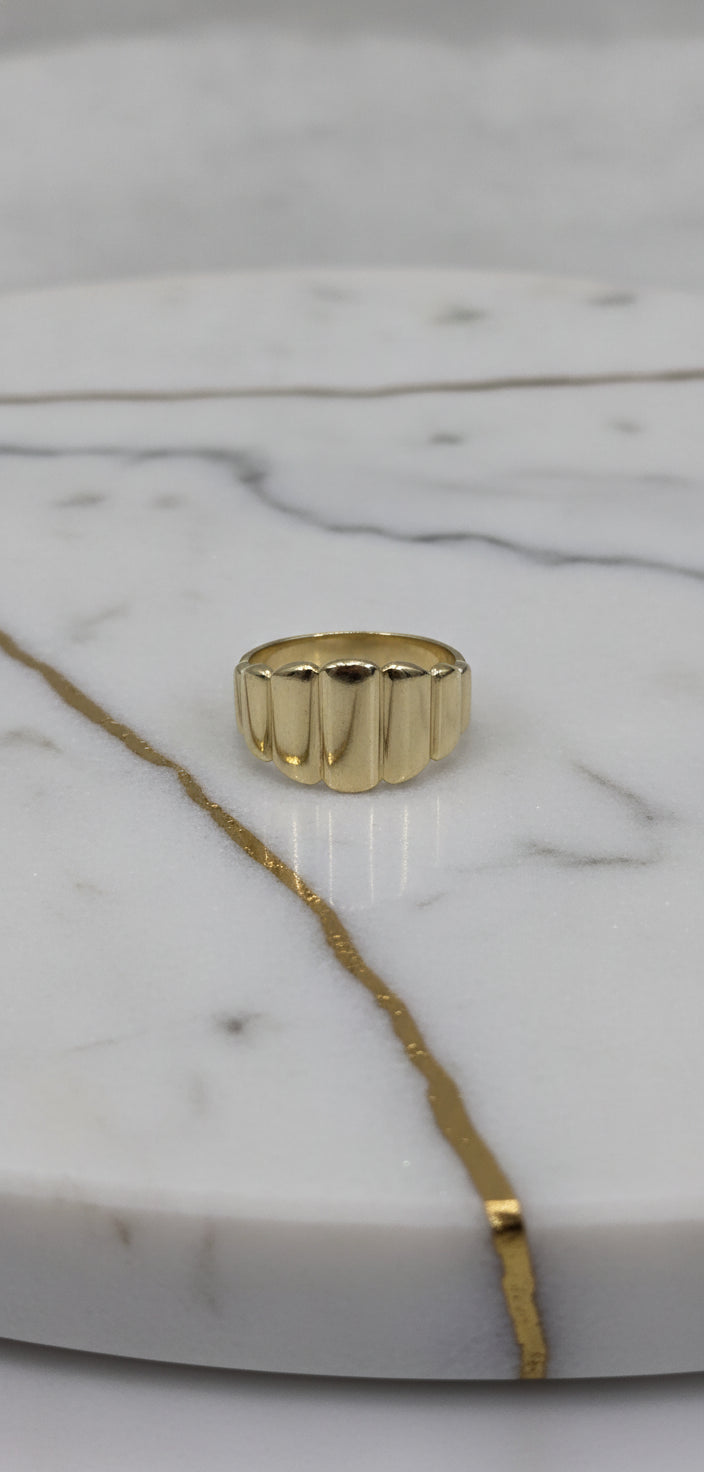 Anillo Domo Festoneado de Gajos Verticales en Oro Amarillo Sólido 10K (Talla 9) - 3.41g