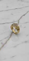 Anillo Domo Estriado con Trébol de Zirconias en Oro Amarillo Sólido 10K (Talla 8) - 4.31g