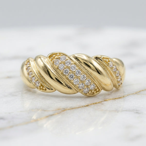 Anillo Domo Croissant Torcido con Piedras Blancas en Oro 10K Talla 8 - 1.93g