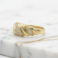 Anillo Domo Croissant Torcido con Piedras Blancas en Oro 10K Talla 8 - 1.93g