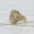 Anillo Escultural de Olas Cruzadas con Pavé de Piedras Blancas en Oro 10K Sólido (Talla 8) - 3.03g