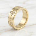 Anillo Banda Ancha Tréboles con Piedras Blancas en Oro 10K Talla 7 - 3.33g