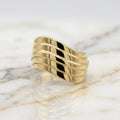 Anillo Escalonado de Ondas Diagonales en Oro Amarillo Sólido 10K (Talla 8) - 2.46g