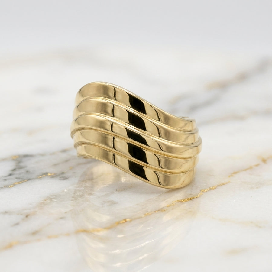 Anillo Escalonado de Ondas Diagonales en Oro Amarillo Sólido 10K (Talla 8) - 2.46g