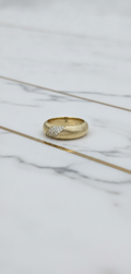 Anillo Domo Estriado Diagonal con Franja Pavé de Piedras Blancas en Oro 10K Sólido (Talla 9) - 2.51g