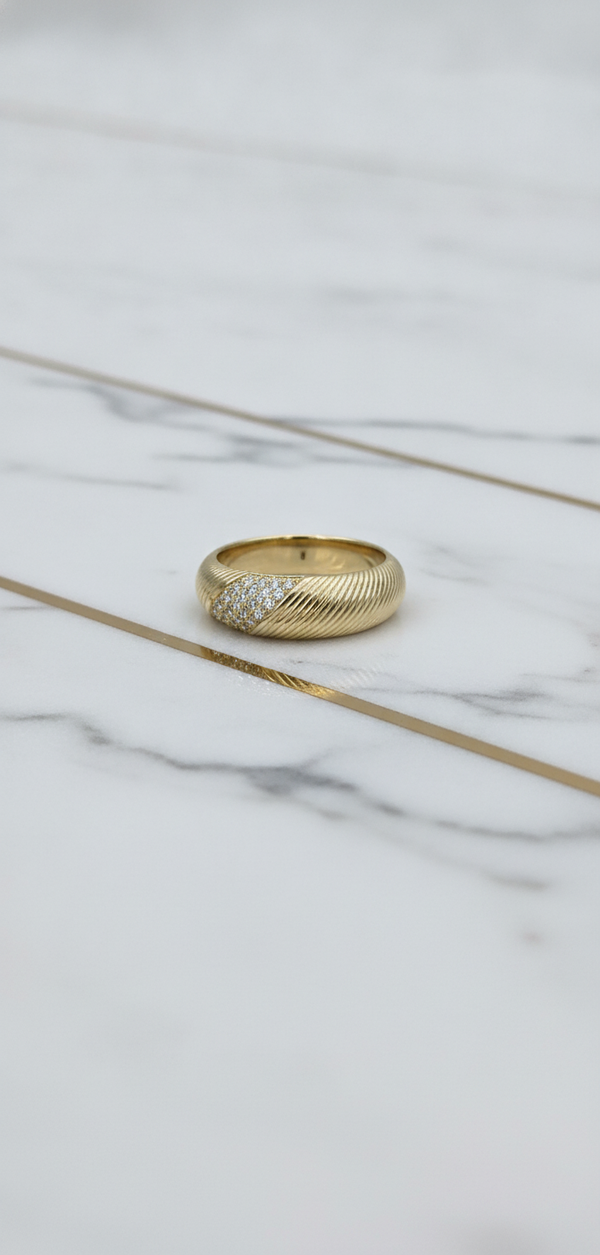 Anillo Domo Estriado Diagonal con Franja Pavé de Piedras Blancas en Oro 10K Sólido (Talla 9) - 2.51g