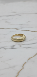 Anillo Domo Estriado Diagonal con Franja Pavé de Piedras Blancas en Oro 10K Sólido (Talla 9) - 2.51g