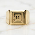 Anillo Sello Cuadrado con Relieve Geométrico Laberinto en Oro Amarillo 10K (Talla 11.5) - 4.62g