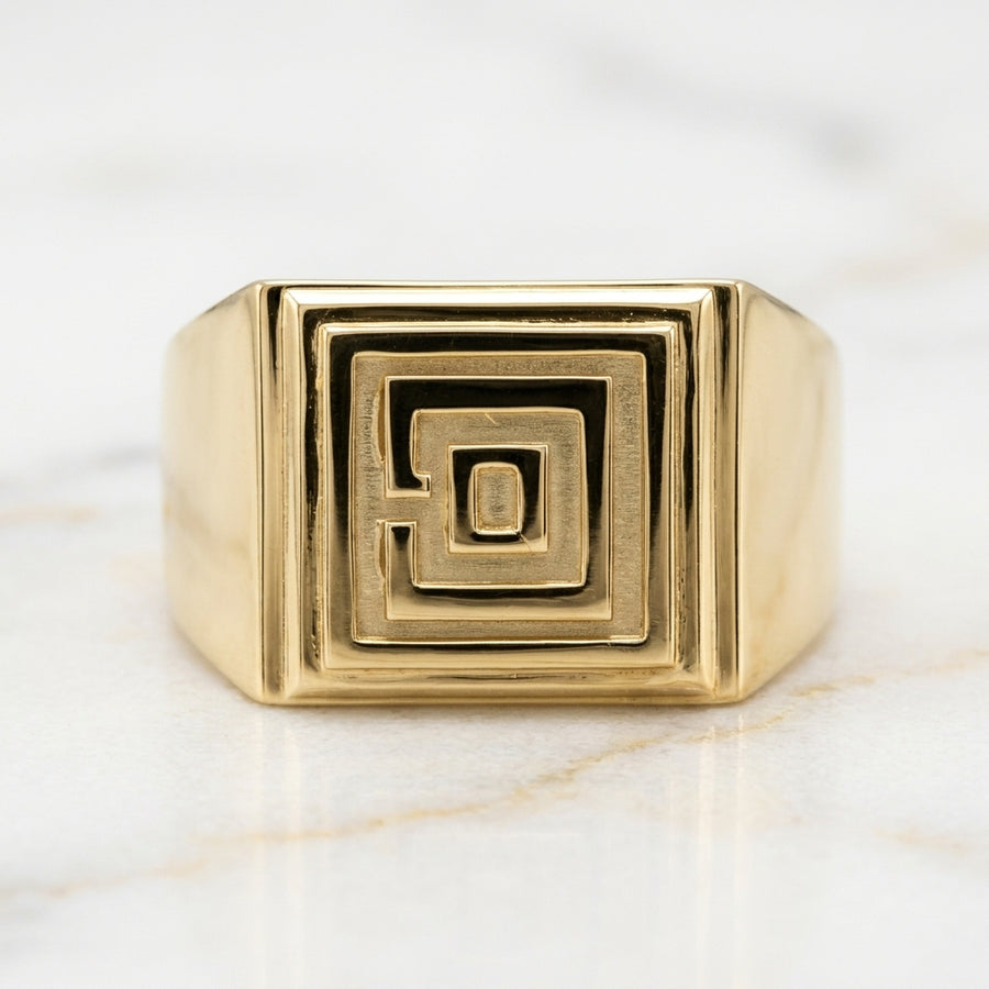 Anillo Sello Cuadrado con Relieve Geométrico Laberinto en Oro Amarillo 10K (Talla 11.5) - 4.62g