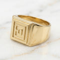 Anillo Sello Cuadrado con Relieve Geométrico Laberinto en Oro Amarillo 10K (Talla 11.5) - 4.62g