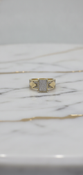 Anillo Cabezal Rectangular Pavé y Hombros con Rombo en Oro Amarillo 10K (Talla 6.5) - 2.92g