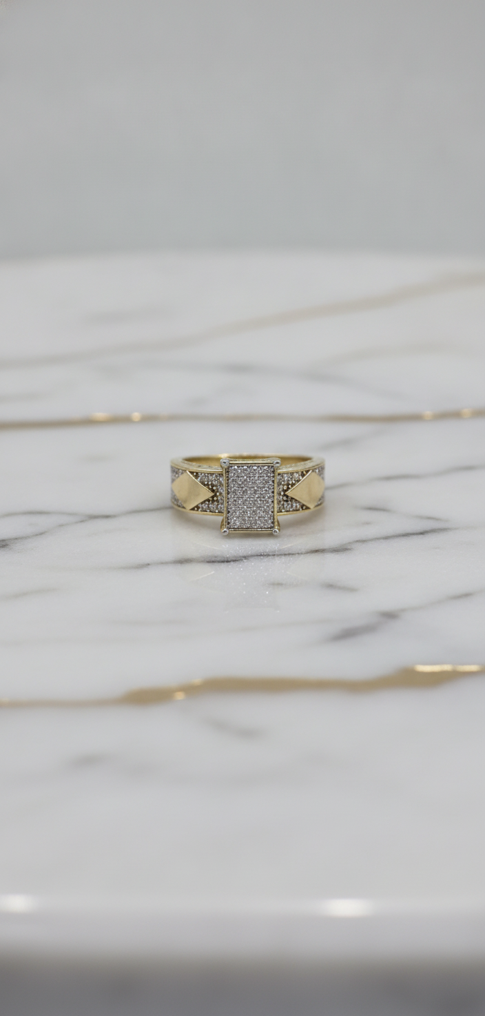 Anillo Cabezal Rectangular Pavé y Hombros con Rombo en Oro Amarillo 10K (Talla 6.5) - 2.92g