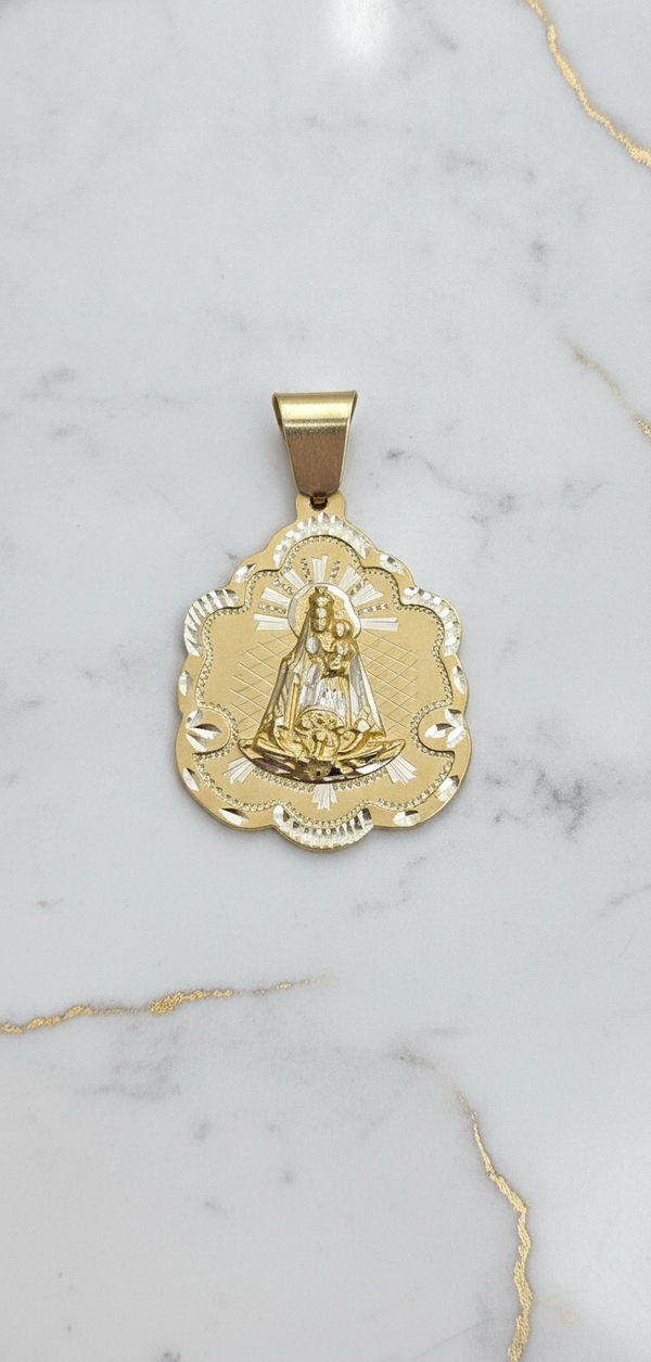 Dije Medalla Grande Festoneada de la Virgen de la Caridad del Cobre en Oro Bicolor 10K (13.74g)