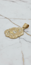 Dije Medalla Grande Festoneada de la Virgen de la Caridad del Cobre en Oro Bicolor 10K (13.74g)
