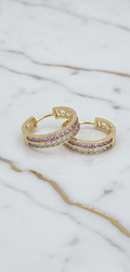 Aretes Huggies de Doble Hilera con Piedras Rosas y Blancas en Canal en Oro Sólido 14K - 1.90g