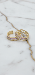 Aretes Huggies de Doble Hilera con Piedras Rosas y Blancas en Canal en Oro Sólido 14K - 1.90g