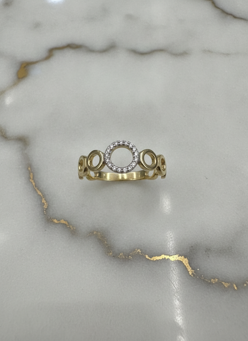 Anillo Eslabones Circulares Calados con Halo Central de Zirconias en Oro Amarillo 10K - 1.82g