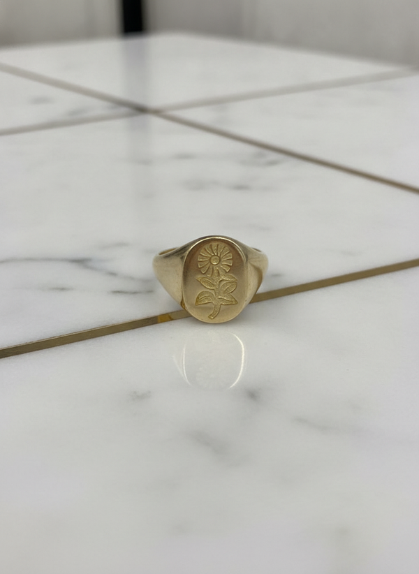 Anillo Sello Ovalado con Girasol Tallado en Relieve en Oro Amarillo 10K - 2.72g