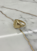 Anillo Sello Ovalado con Girasol Tallado en Relieve en Oro Amarillo 10K - 2.72g