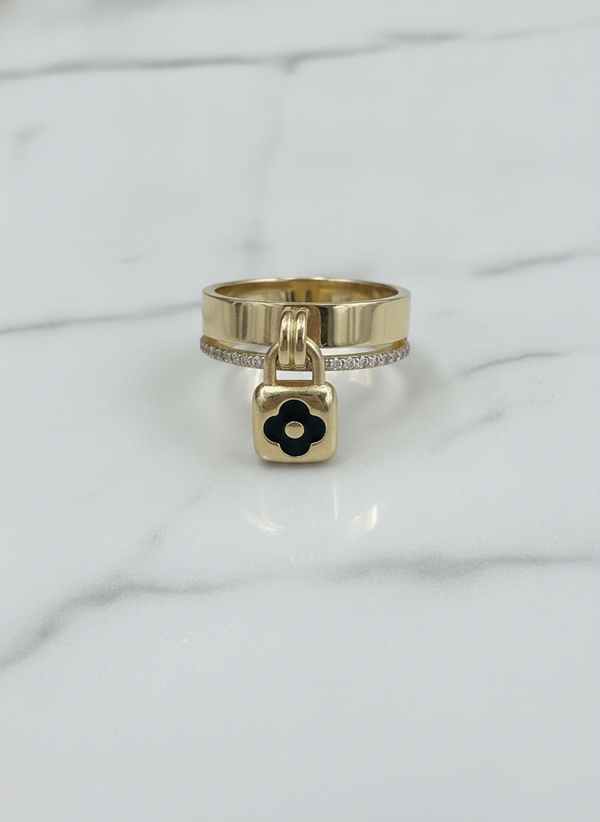 Anillo Banda Doble con Zirconias y Dije Candado Trébol Negro en Oro Amarillo 10K - 4.47g
