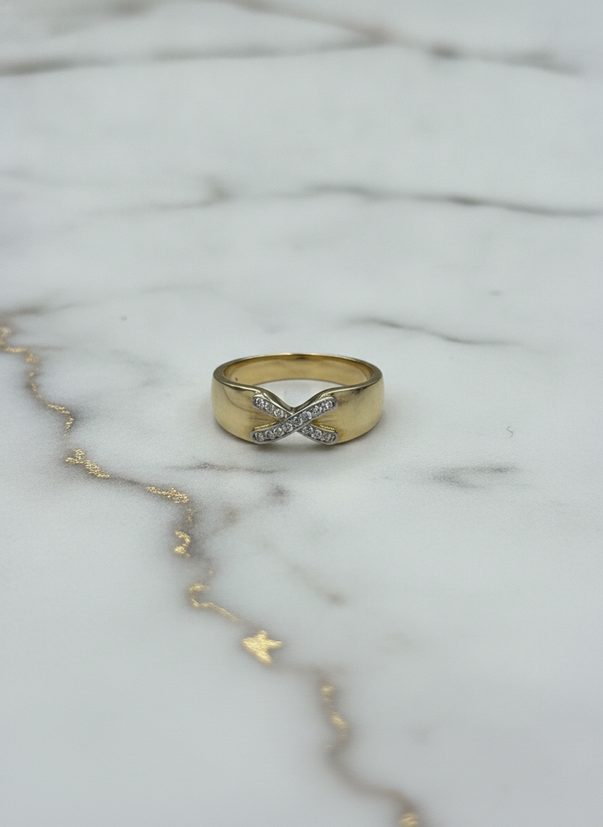 Anillo Banda Ancha con Equis Cruzada de Zirconias en Oro Bicolor 10K - 2.62g