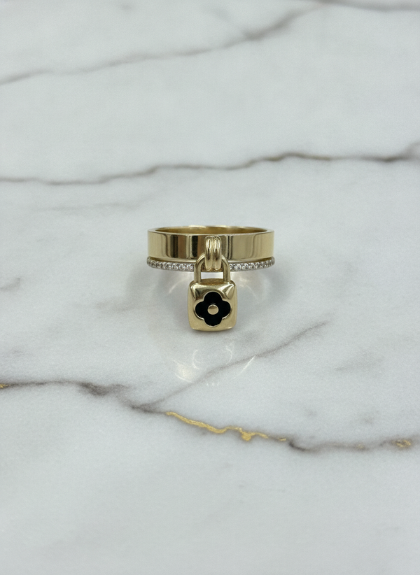 Anillo Banda Doble con Zirconias y Dije Candado Trébol Negro en Oro Amarillo 10K - 4.11g