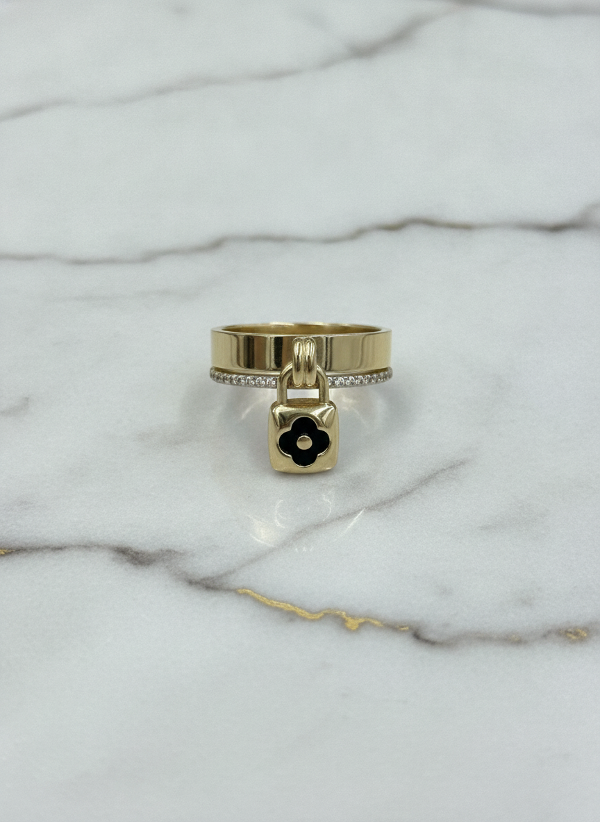 Anillo Banda Doble con Zirconias y Dije Candado Trébol Negro en Oro Amarillo 10K - 4.11g
